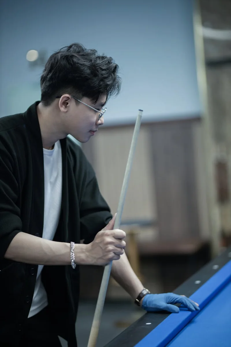 剪辑师在电脑上完成视频后期剪辑与调色